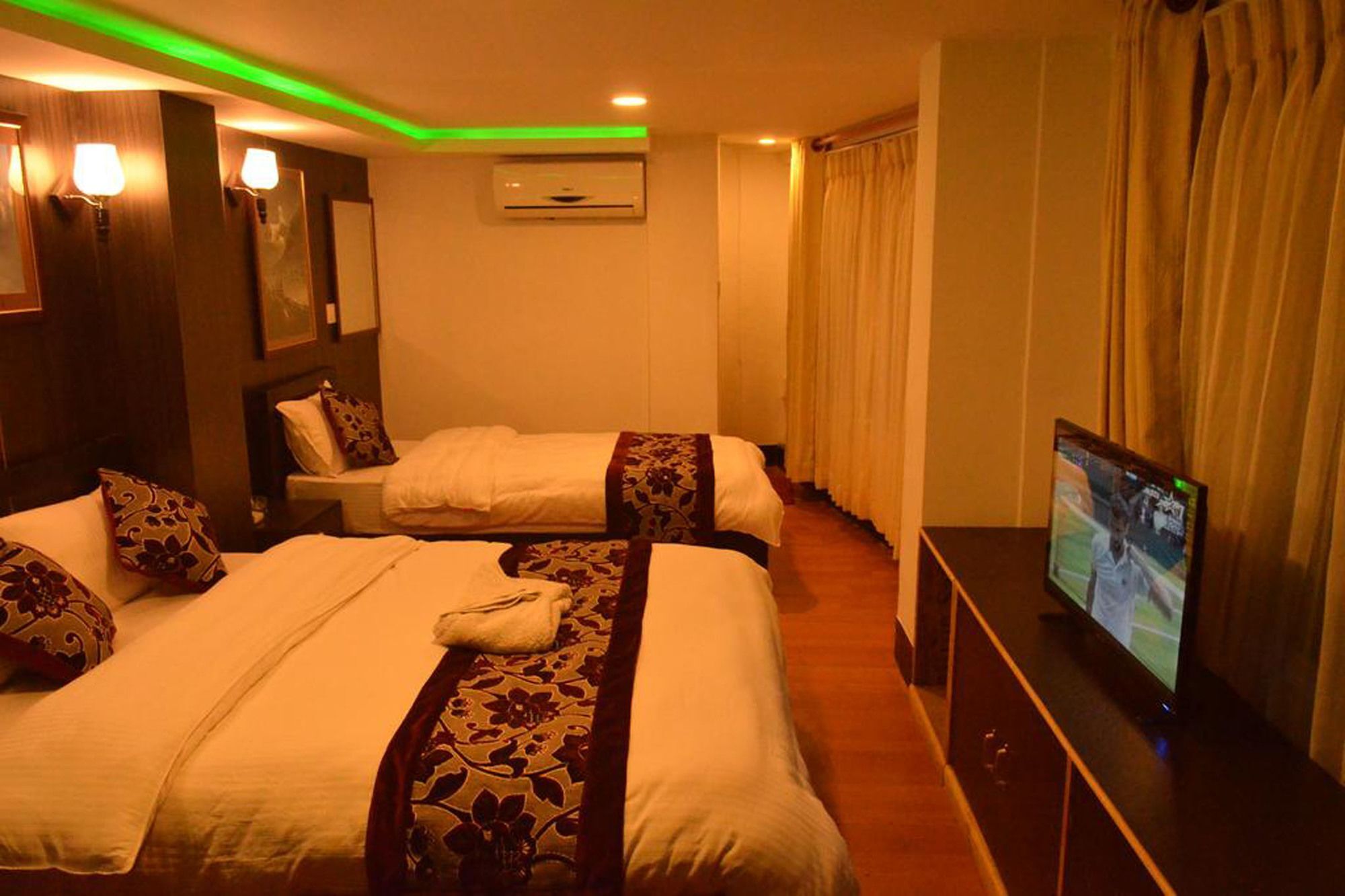Hotel Holiday Inn Kathmandu Exterior photo